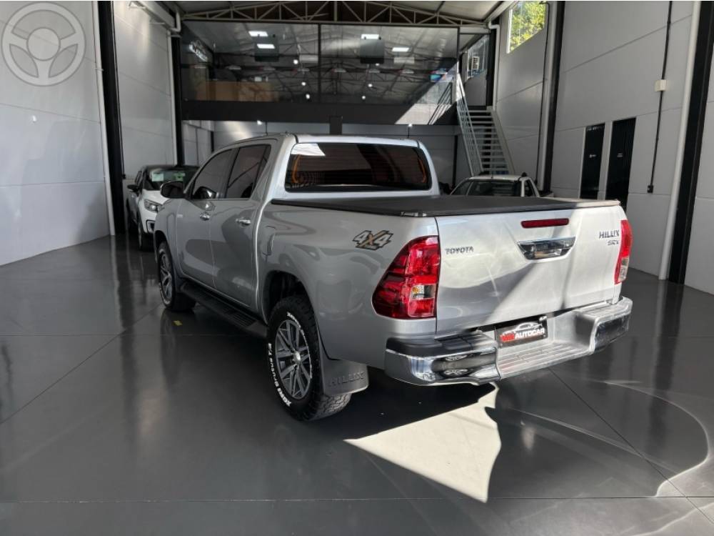 TOYOTA - HILUX 2.8 SRX 4X4 CD 16V DIESEL 4P AUTOMÁTICO - 2017/2017 - CINZA - R$ 189.900,00