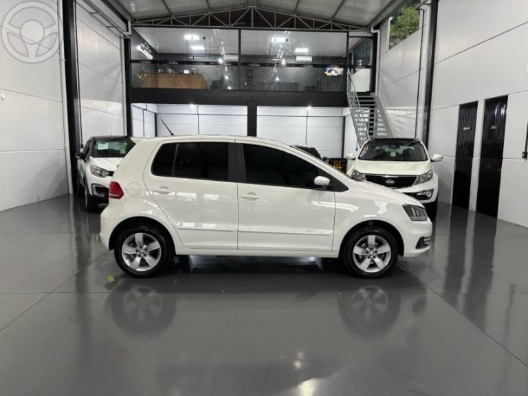VOLKSWAGEN - FOX 1.6 MSI COMFORTLINE 8V FLEX 4P MANUAL - 2017/2017 - BRANCA - R$ 59.900,00