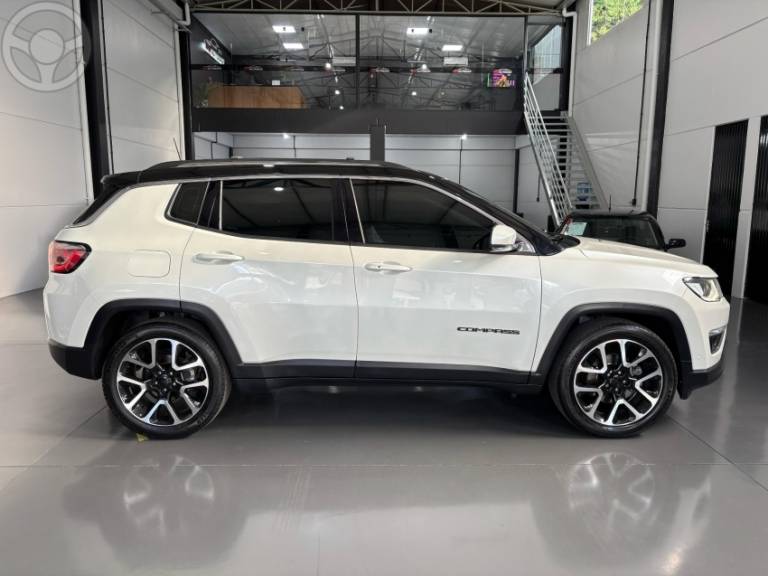 JEEP - COMPASS 2.0 16V FLEX LIMITED AUTOMÁTICO - 2017/2018 - BRANCA - R$ 106.900,00