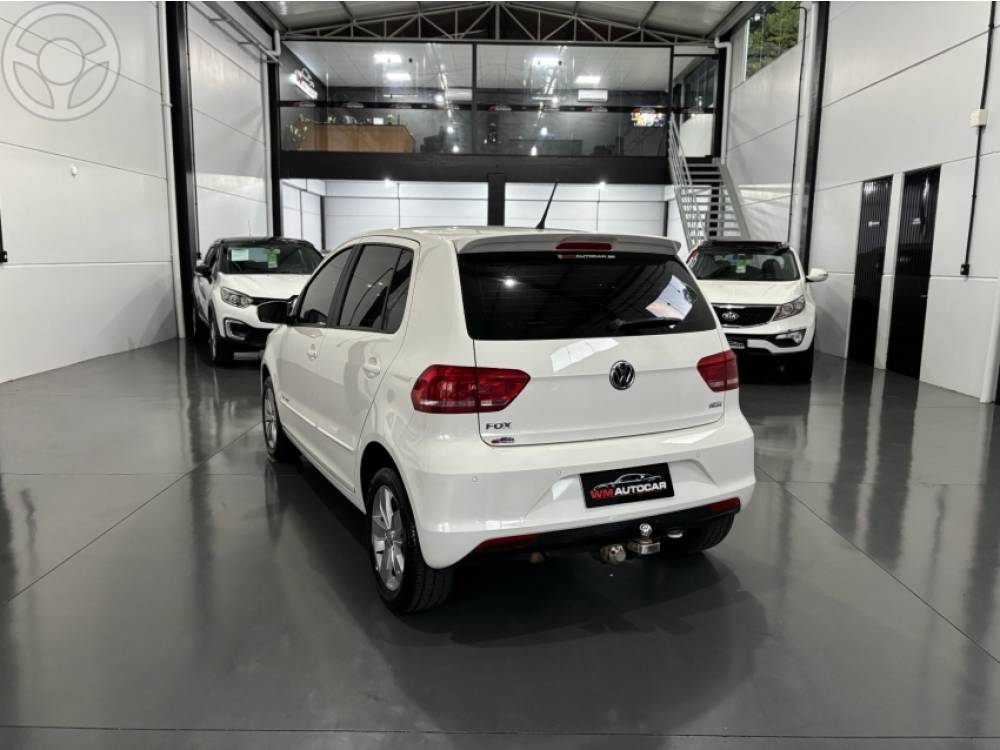VOLKSWAGEN - FOX 1.6 MSI COMFORTLINE 8V FLEX 4P MANUAL - 2017/2017 - BRANCA - R$ 59.900,00