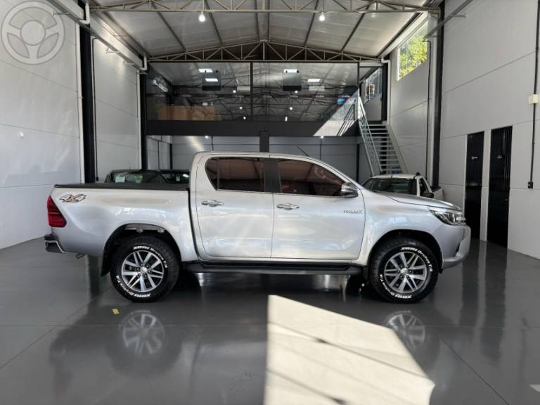 TOYOTA - HILUX 2.8 SRX 4X4 CD 16V DIESEL 4P AUTOMÁTICO - 2017/2017 - CINZA - R$ 189.900,00