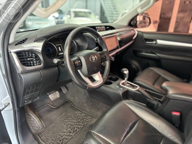 TOYOTA - HILUX 2.8 SRX 4X4 CD 16V DIESEL 4P AUTOMÁTICO - 2017/2017 - CINZA - R$ 189.900,00