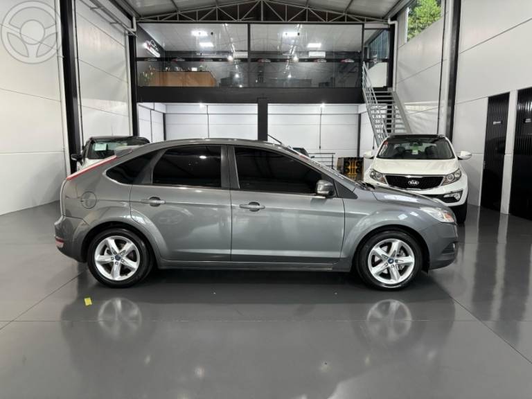 FORD - FOCUS 1.6 GLX 8V FLEX 4P MANUAL - 2012/2012 - CINZA - R$ 47.900,00