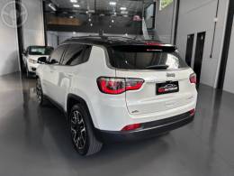 JEEP - COMPASS 2.0 16V FLEX LIMITED AUTOMÁTICO - 2017/2018 - BRANCA - R$ 106.900,00