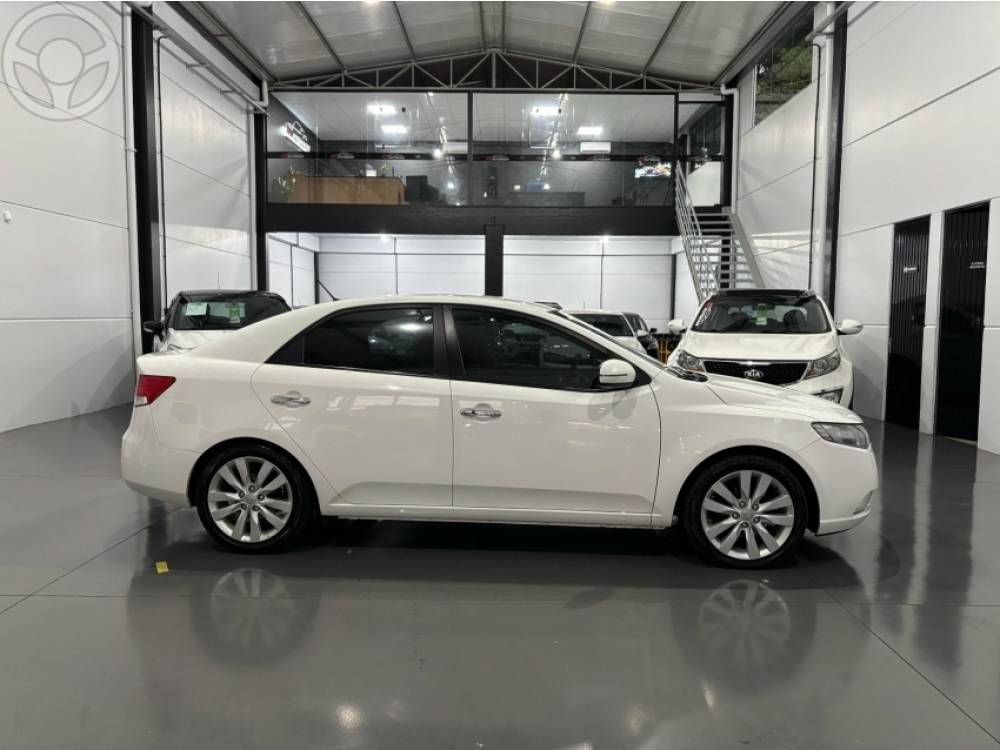 KIA MOTORS - CERATO 1.6 SX3 16V 4P AUTOMÁTICO - 2012/2012 - BRANCA - R$ 57.900,00