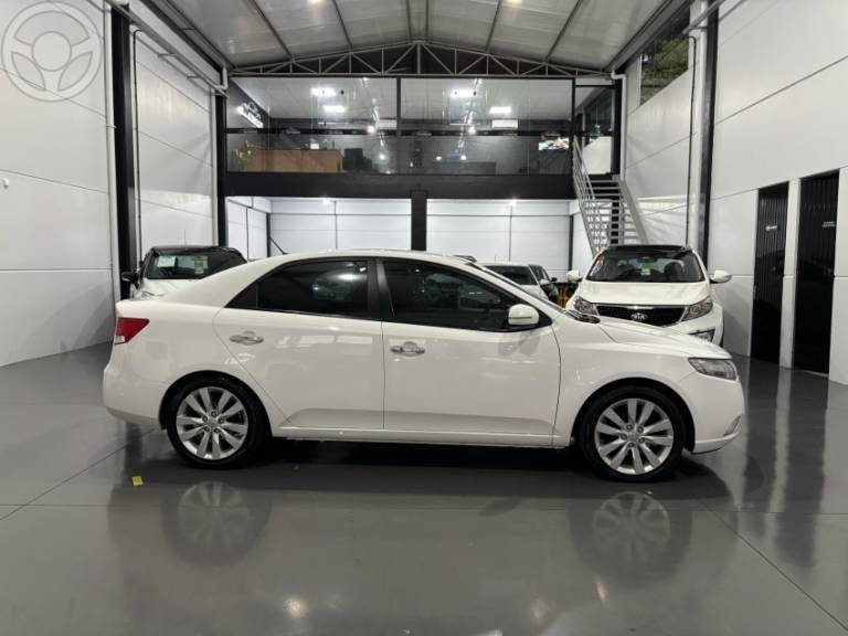 KIA MOTORS - CERATO 1.6 SX3 16V 4P AUTOMÁTICO - 2012/2012 - BRANCA - R$ 57.900,00