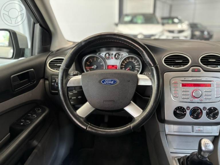 FORD - FOCUS 2.0 GLX 16V FLEX 4P MANUAL - 2012/2013 - PRATA - R$ 49.900,00