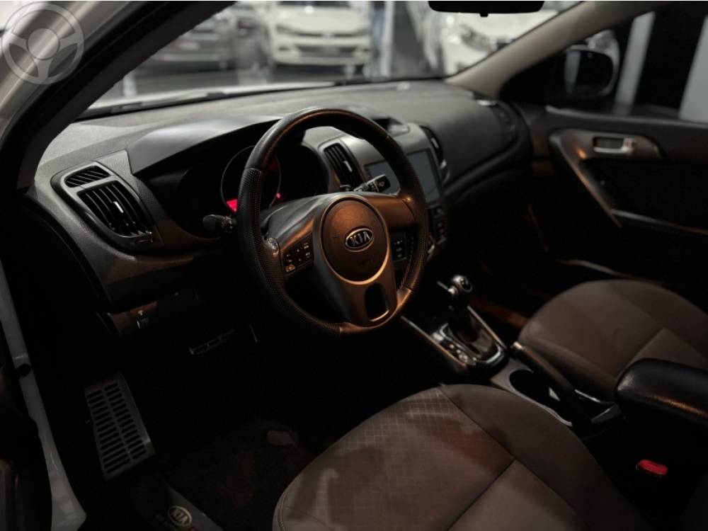 KIA MOTORS - CERATO 1.6 SX3 16V 4P AUTOMÁTICO - 2012/2012 - BRANCA - R$ 57.900,00