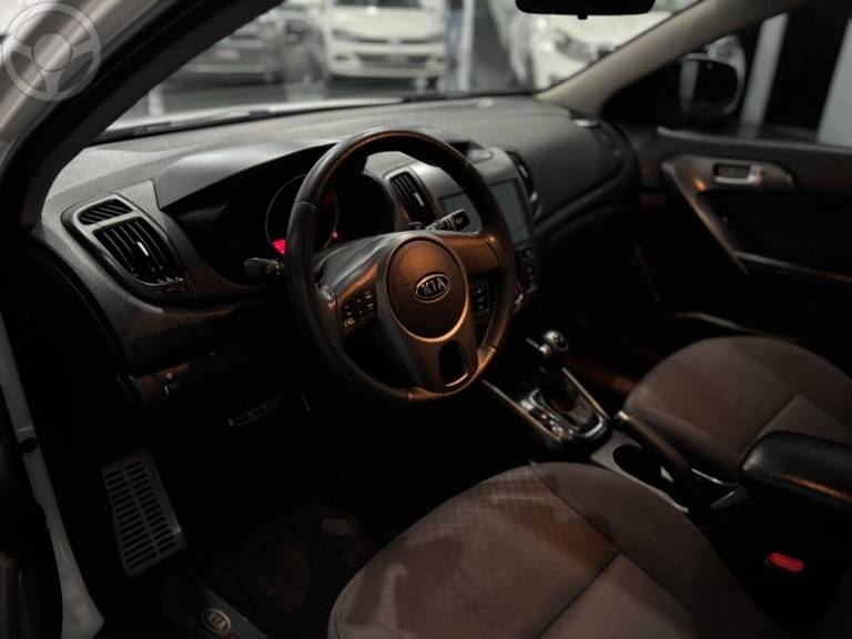 KIA MOTORS - CERATO 1.6 SX3 16V 4P AUTOMÁTICO - 2012/2012 - BRANCA - R$ 57.900,00